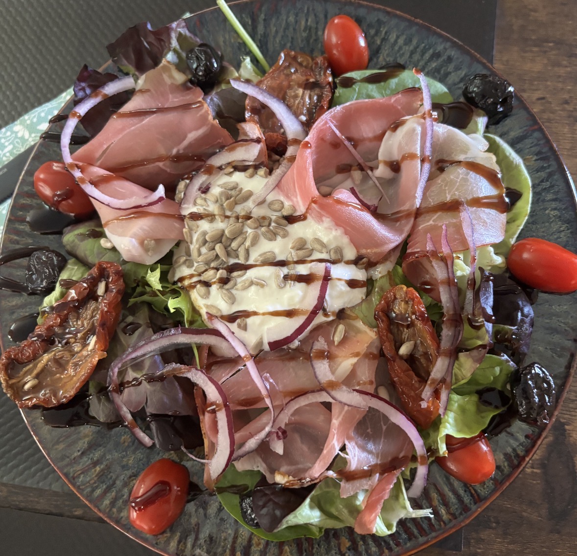 Salade Italienne avec burrata crémeuse et Prosciutto