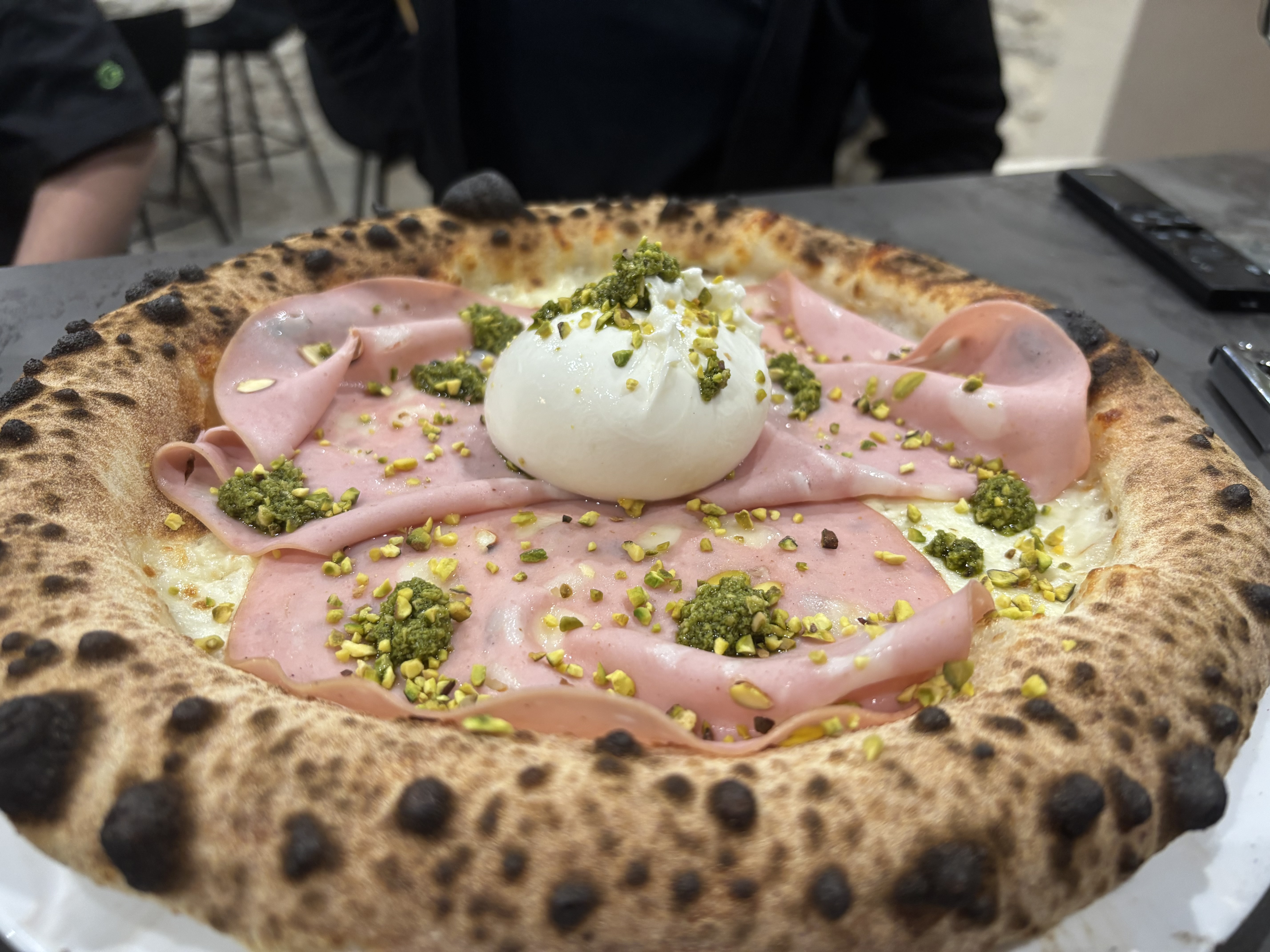 Pizza La Mortadella avec burrata crémeuse et pistaches