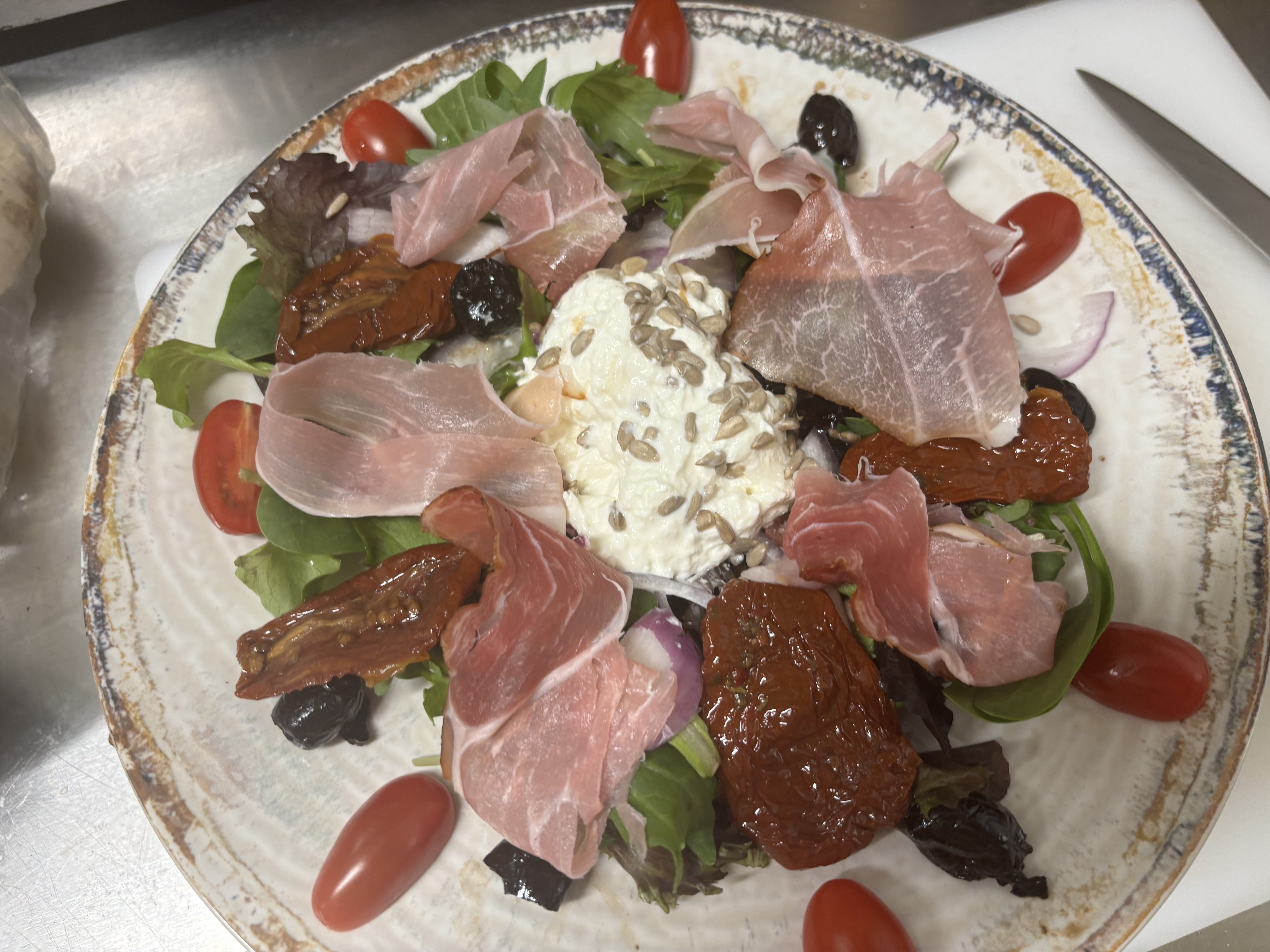 Salade fraîcheur avec burrata crémeuse et Prosciutto