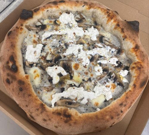 Pizza Tartufata à la crème de truffe et stracciatella
